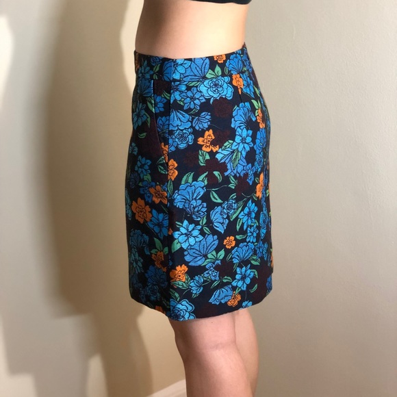 Floral skirt- perfect for work LOFT - Picture 3 of 4